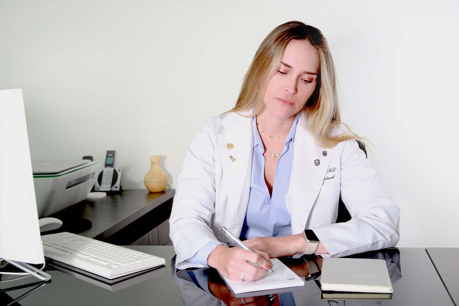 Dra. María Juliana Arcila tomando notas de la consulta