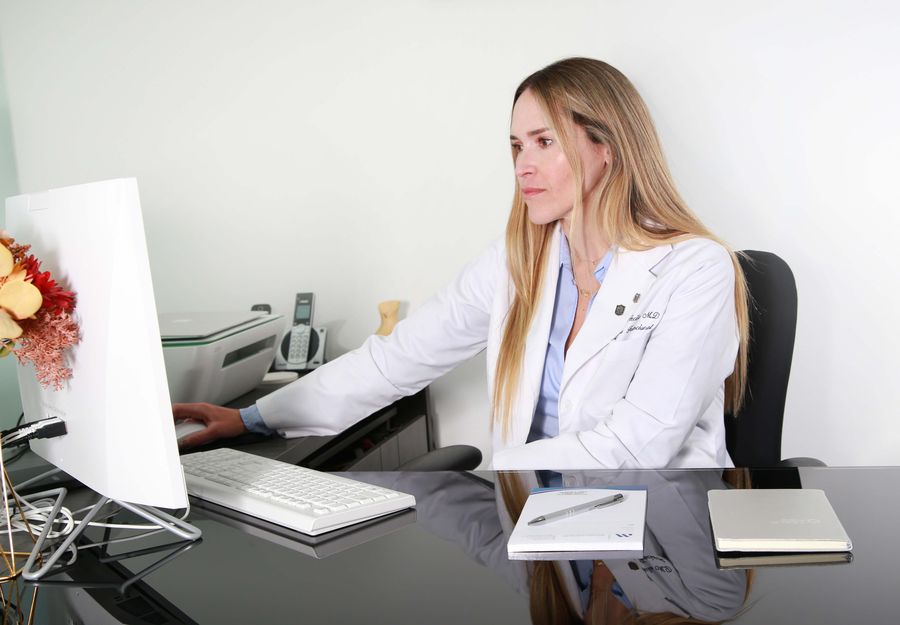 Dra. María Juliana Arcila en consulta médica